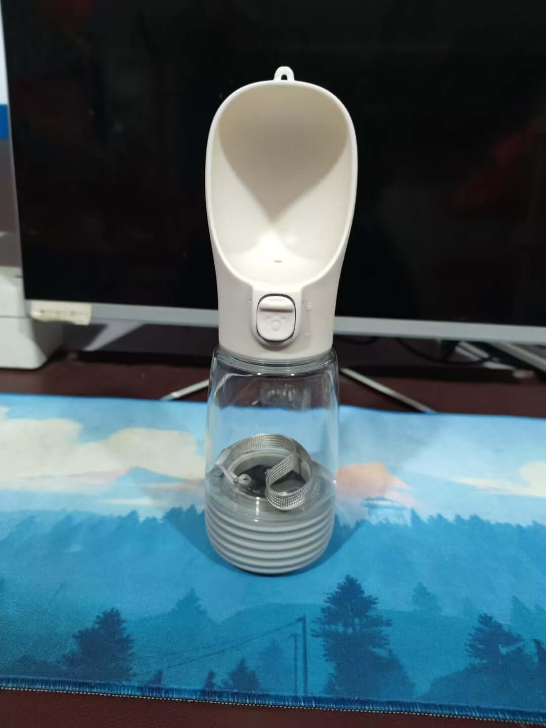Gourde portable pour chien avec distributeur d'eau en plastique durable, idéale pour les promenades.