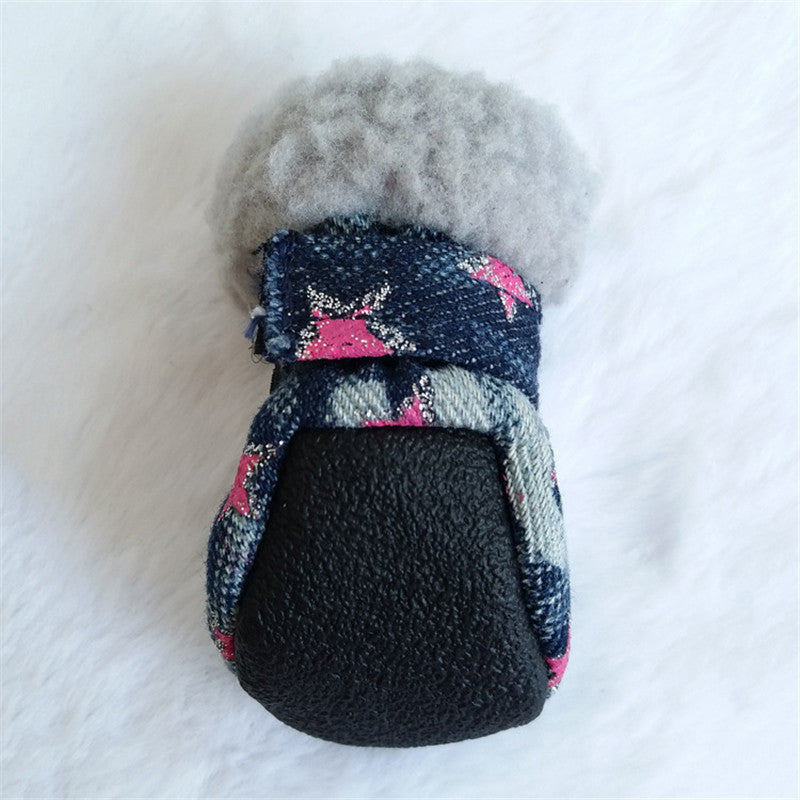 Chaussure en denim Teddy VIP pour chien avec semelle anti-glisse et design coloré pour un style tendance.