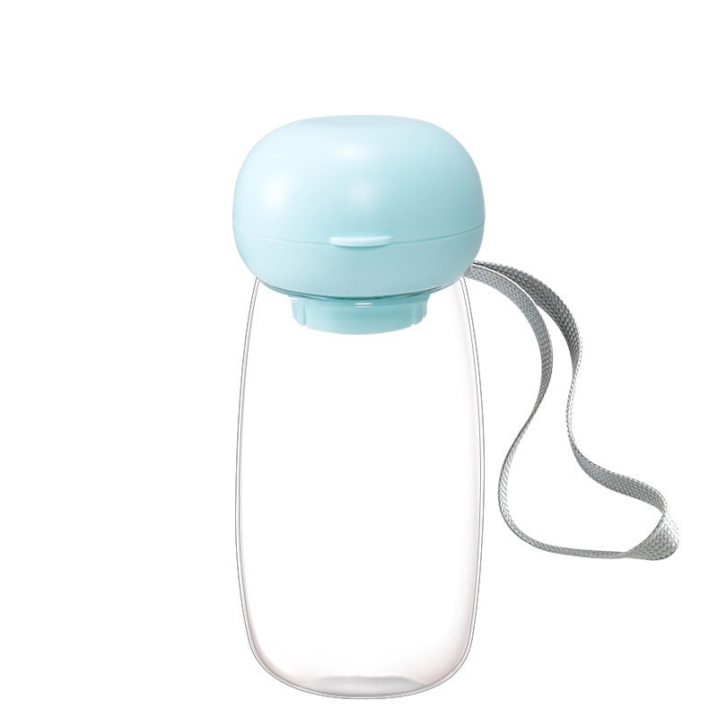 Gourde portable pour animaux de compagnie en bleu, avec lanière, idéale pour hydratation lors des activités en plein air.