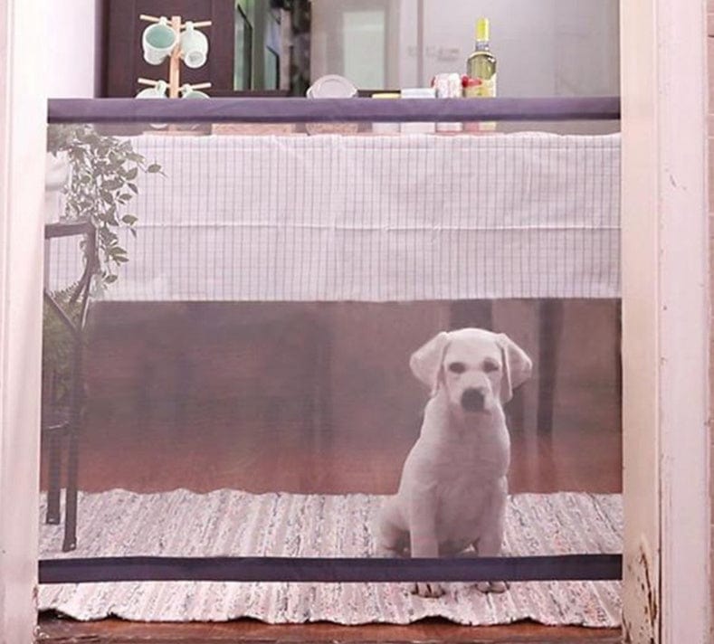 Clôture de sécurité pour animaux avec un chien devant, protégeant les meubles et les espaces sensibles.