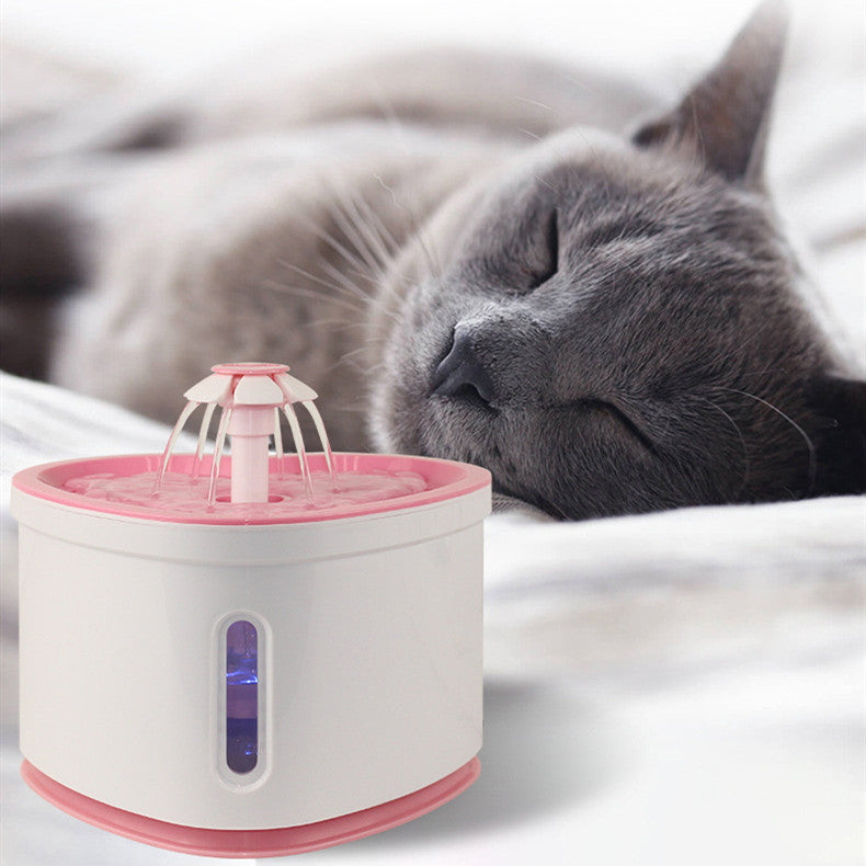Fontaine automatique pour animaux avec led USB, idéale pour garder l'eau fraîche et propre, près d'un chat endormi.