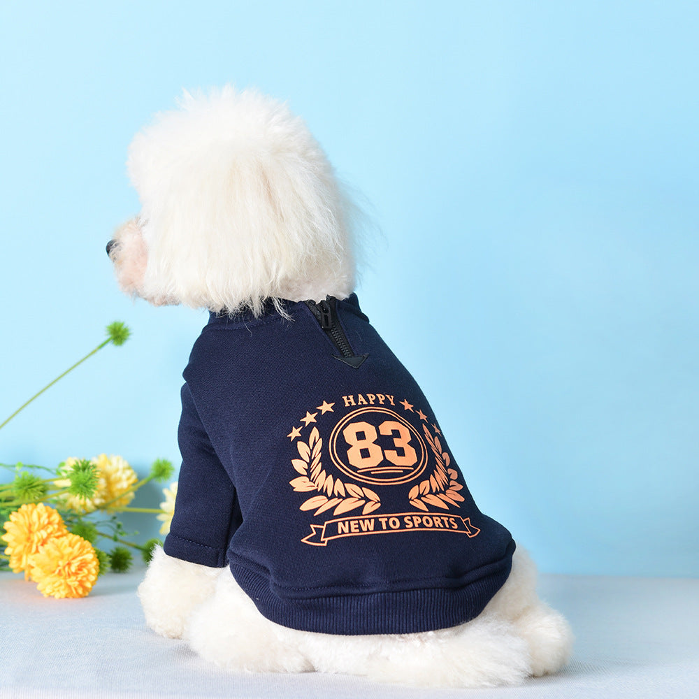 Chien portant un sweatshirt bleu marine avec un design sportif et inscription 'NEW TO SPORTS' sur le dos.