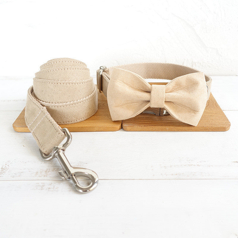 Nœud papillon en polyester fait main pour chien avec collier et laisse assortis sur fond en bois.
