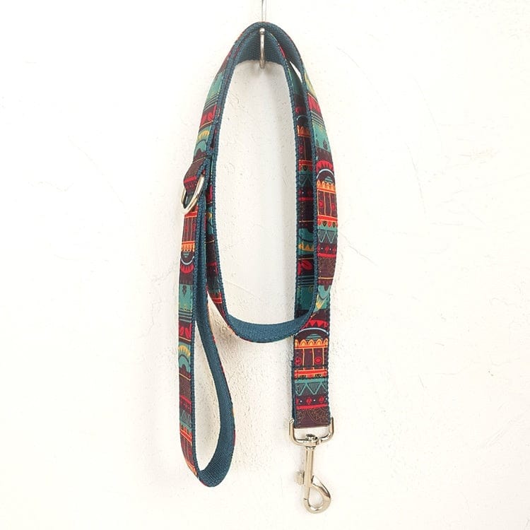 Ceinture de traction en tissu à motif coloré pour chien, durable et confortable pour activités sportives.