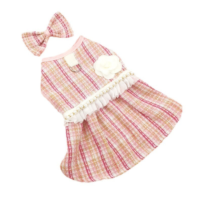 Jupe pour chat en tissu à rayures roses avec nœud assorti et fleur, mode féline élégante.