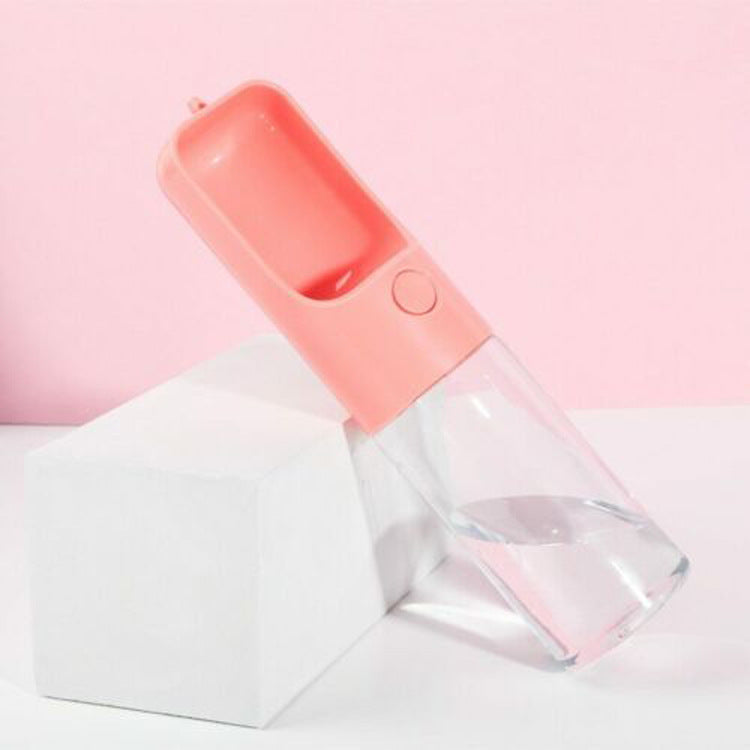 Fontaine à eau portable pour animaux de compagnie en plastique rose, idéale pour un accès facile à l'eau fraîche.
