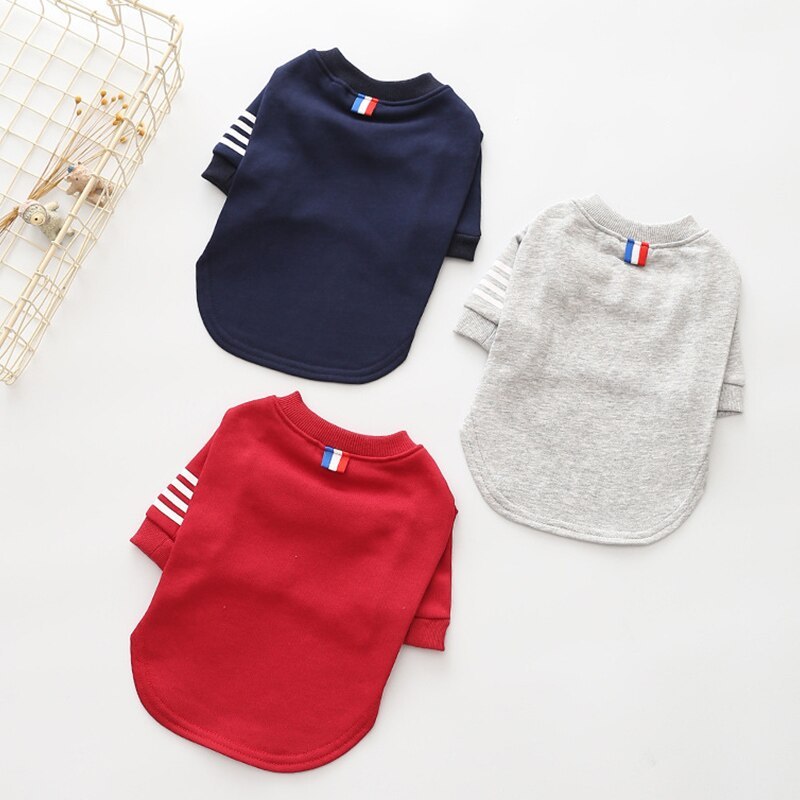 Pulls en coton pour chien, disponibles en rouge, bleu marine et gris, alliant confort et style.