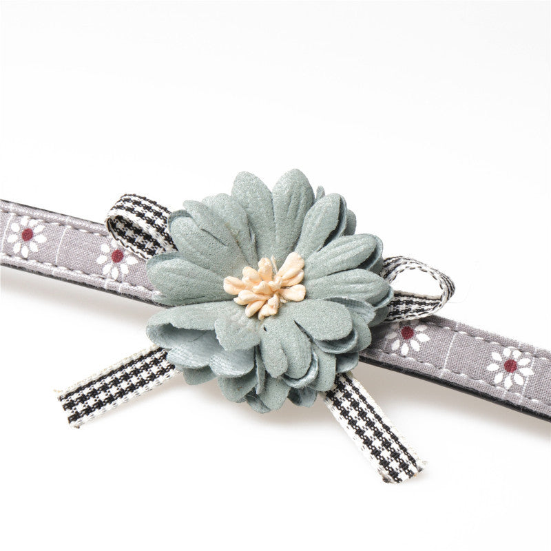 Collier décoré de fleurs pour chiens et chats, en matériau PU et design élégant.