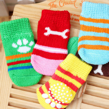 Chaussettes colorées pour chiens, ensemble de 4, offrant confort et style, parfaites pour protéger les pattes des animaux.