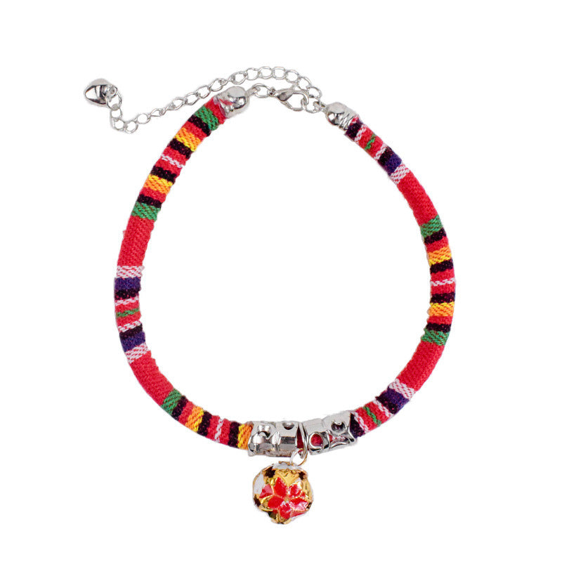 Collier ethnique à cloche rouge et multicolore pour animaux, style vibrant et confortable.