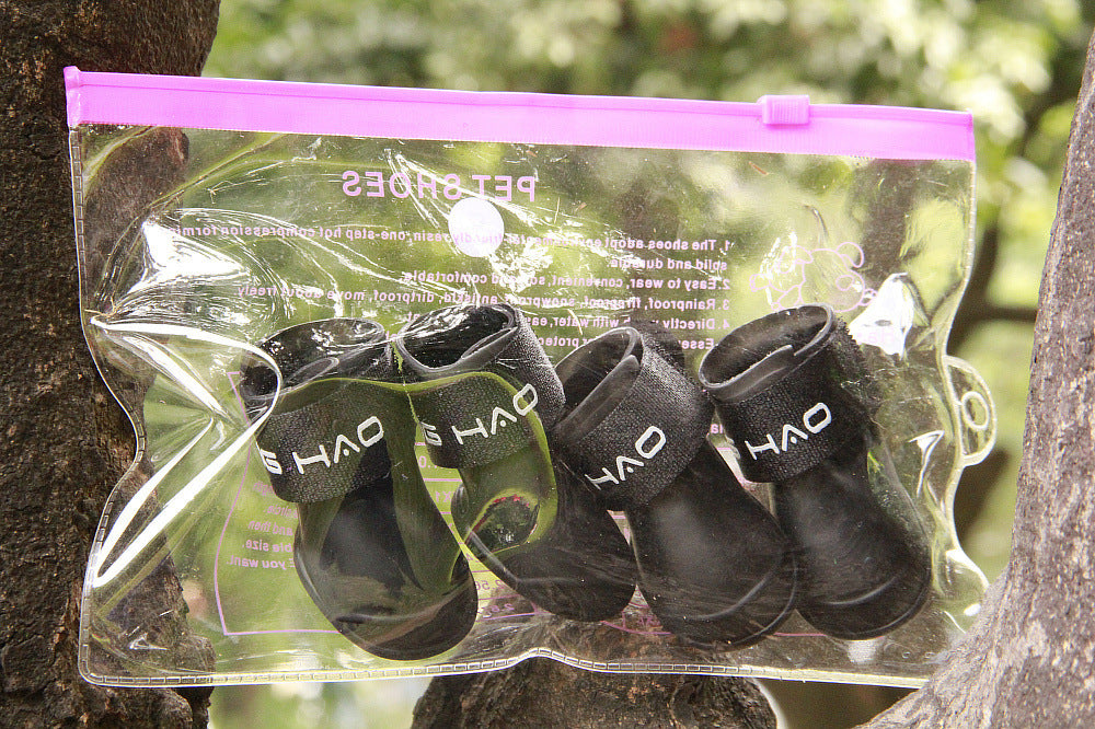 Bottes de pluie pour chiens en PVC présentées dans un sac transparent avec zip, parfaites pour les aventures en extérieur.
