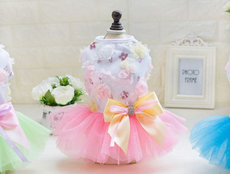 Robe Tutu Princesse pour Chien en coton avec fleurs et nœud, idéale pour l'été et les promenades élégantes.