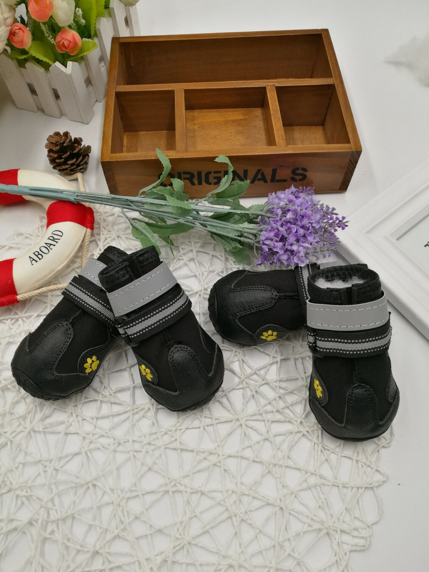 Chaussures pour chiens résistantes aux intempéries avec semelles anti-dérapantes et bandes ajustables.