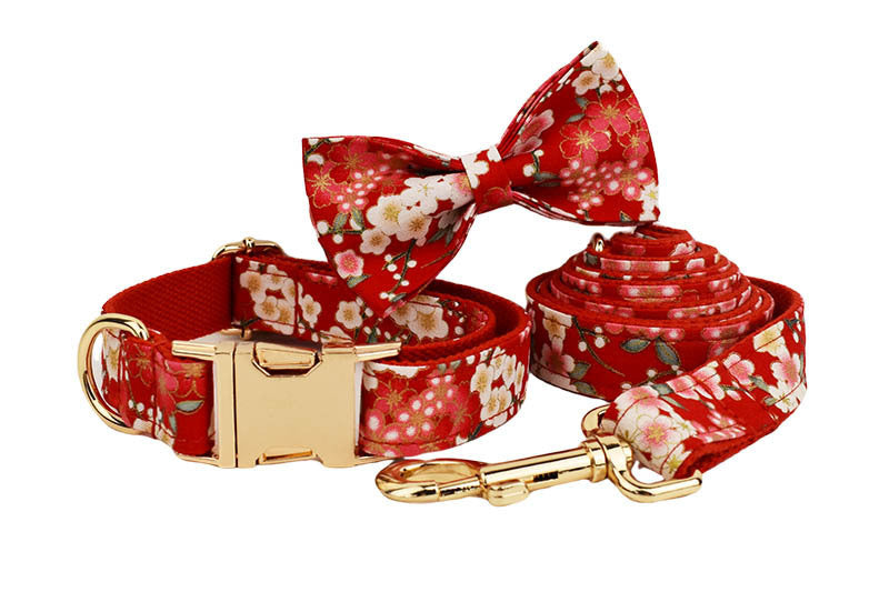 Collier floral japonais pour chien avec laisse assortie et nœud en tissu, design élégant et confortable.