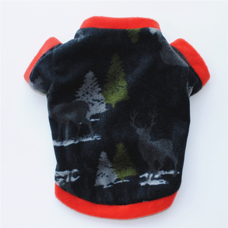 Vêtement de Noël pour Chien en polaire avec motifs de moose, arbres et coupe décontractée, coloris noir et rouge.