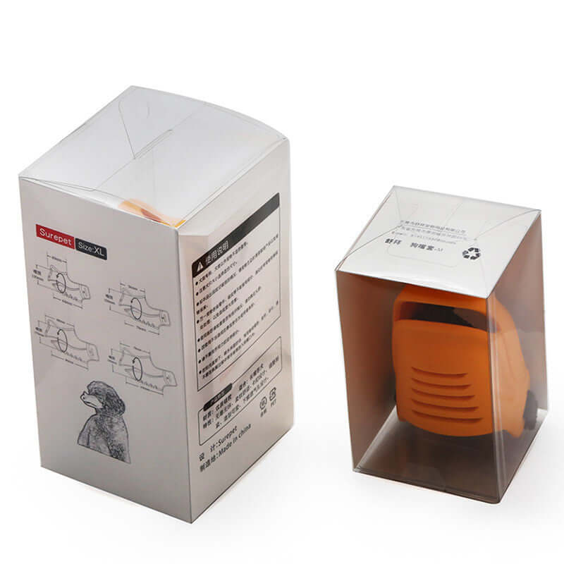 Muzzle en silicone ajustable pour chien en forme de rhino, présenté dans son emballage transparent.