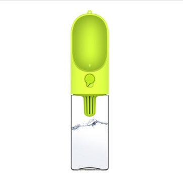Fontaine à eau portable pour chien 400ml en couleur verte, idéale pour les balades et randonnées.