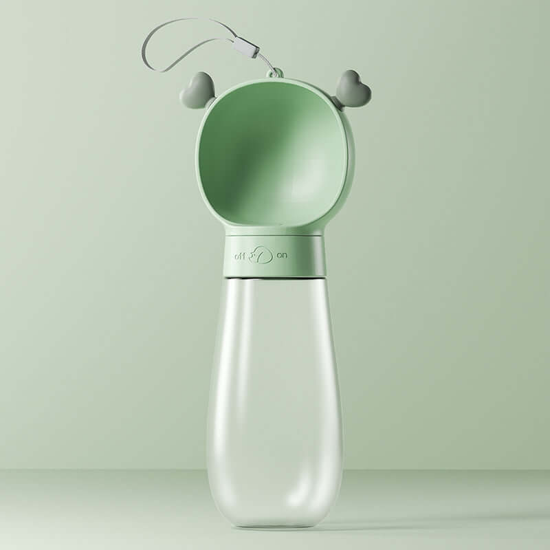 Gobelet d'eau portable pour chiens en plastique vert, pratique pour les promenades et la désaltération.