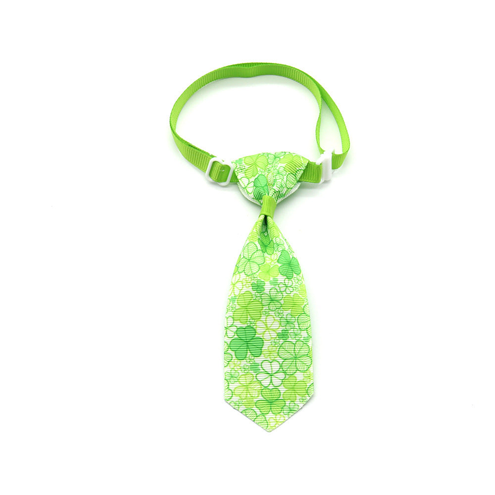 Cravate verte à motifs de trèfle pour animaux de compagnie, idéale pour la Saint-Patrick et les occasions festives.