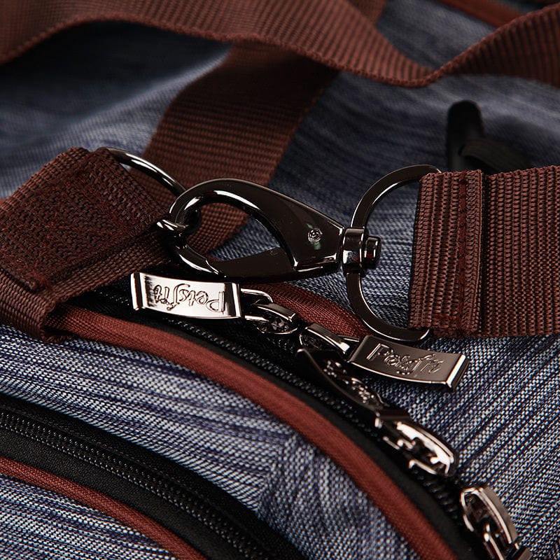 Détails du sac à dos pour chien en denim avec fermeture éclair et clip, parfait pour les propriétaires d'animaux.