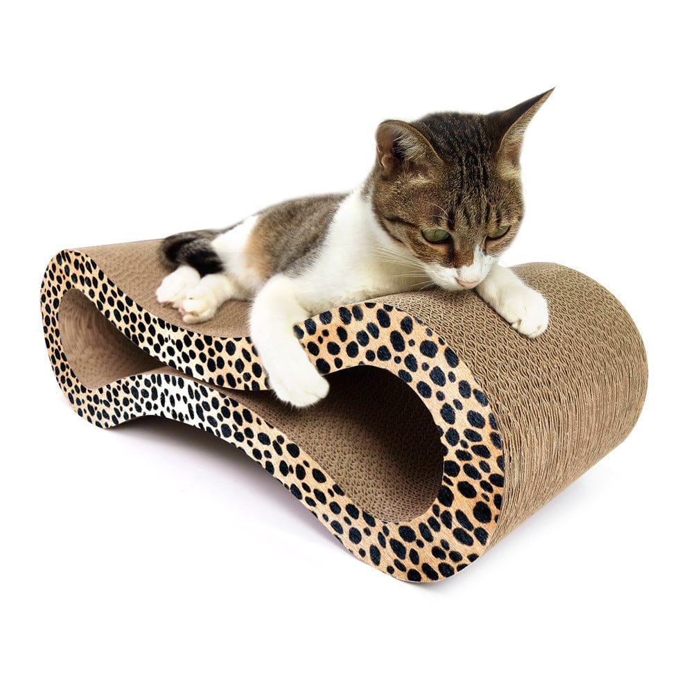 Chat détendu sur une planche à gratter en carton ondulé, idéale pour préserver vos meubles.