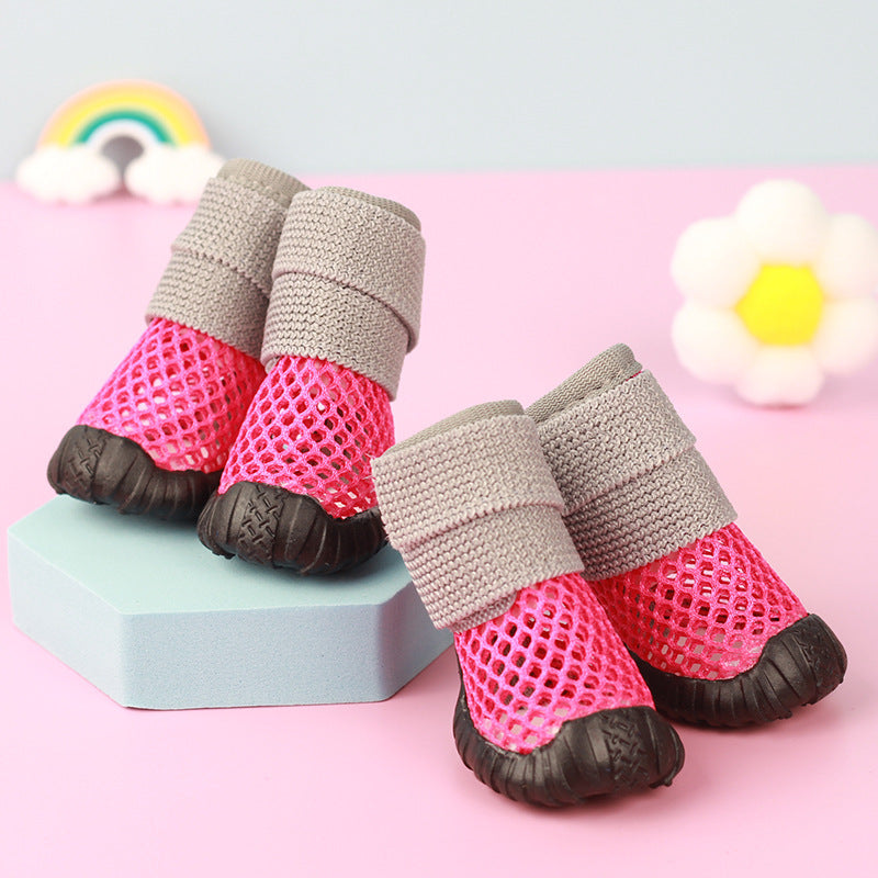 Chaussures anti-dérapantes douces pour chiens en mesh rose et gris, idéales pour le confort en extérieur.