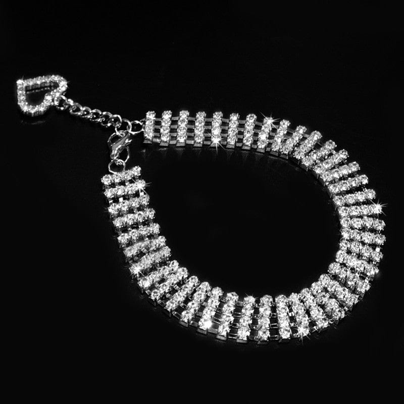 Collier en rhinestones à quatre rangées pour chiens et chats, avec fermoir en cœur, élégant et confortable.