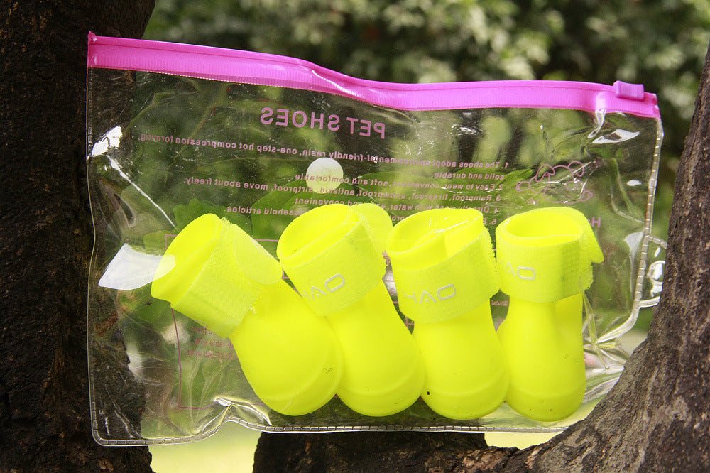 Bottes de pluie pour chiens en PVC dans un sac transparent, coloris jaune fluo, pratiques pour les randonnées par temps pluvieux.