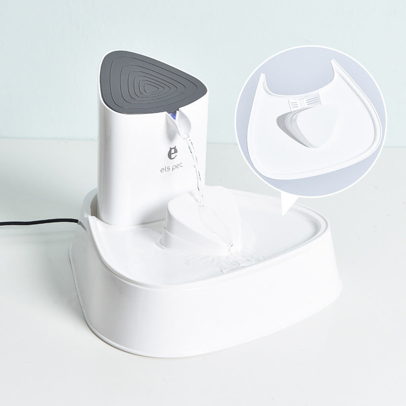 Distributeur d'eau électrique pour animaux avec design moderne, offrant une hydratation continue et adaptée.
