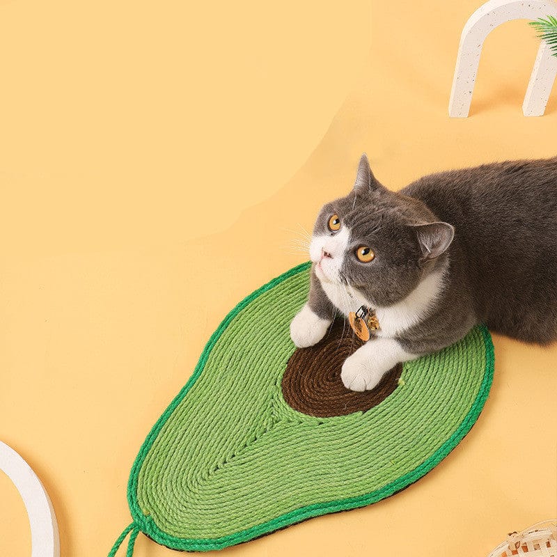 Chat sur un tapis à gratter en forme d'avocat, idéal pour les griffes et la détente féline.
