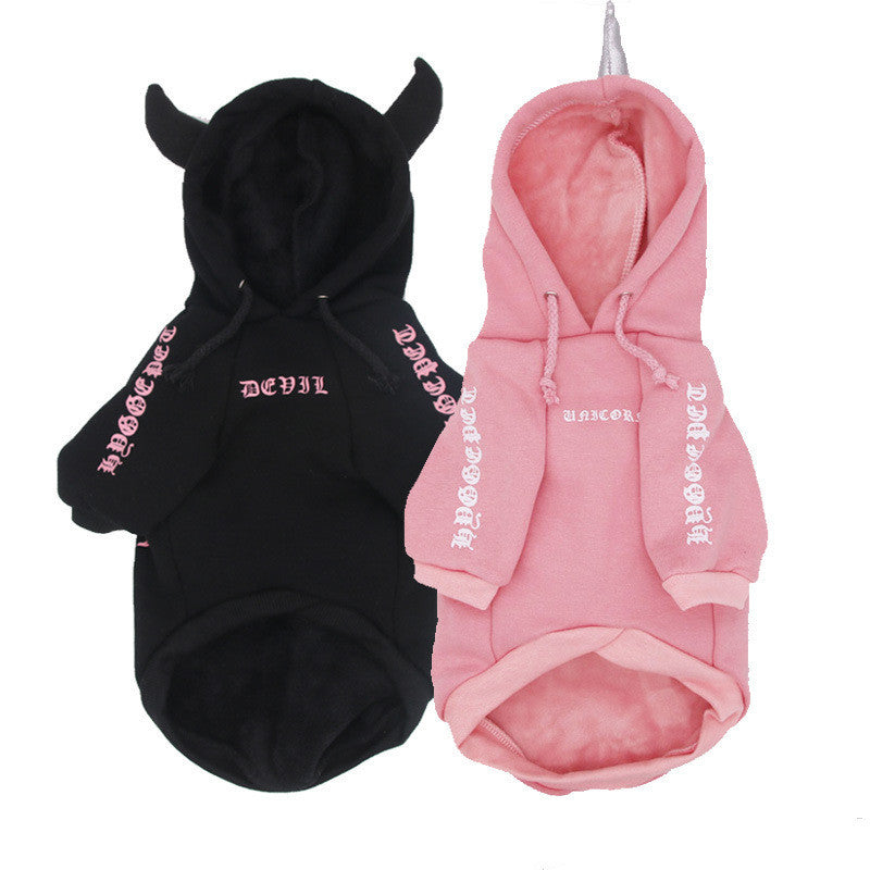 Sweater en fleece pour animaux de compagnie, noir avec cornes de diable et rose, parfait pour Halloween.