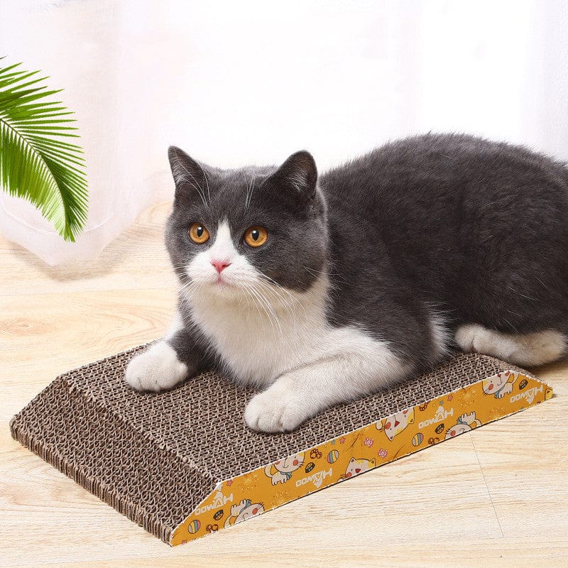 Chat allongé sur une planche à gratter en carton ondulé trapézoïdal, idéale pour le bien-être des chats.