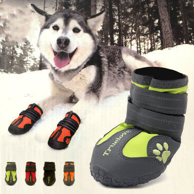 Chaussures antidérapantes pour grands chiens sur un husky jouant dans la neige, offrant confort et sécurité.