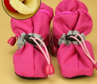 Chaussures antidérapantes pour chiens en tissu doux, disponibles en rose, offrant confort et style.