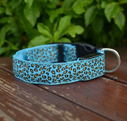 Collier LED ajustable en nylon léopard pour chien, offrant sécurité et élégance lors des promenades nocturnes.