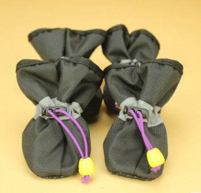 Chaussures antidérapantes douces pour chiens, en tissu noir avec fermeture à cordon, confort et protection.