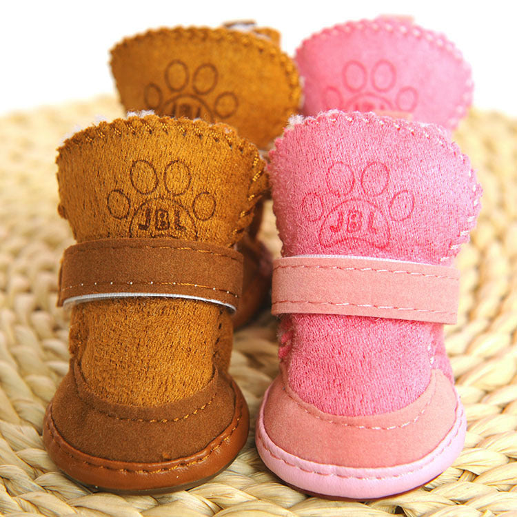 Bottes à neige pour chiens en teddy, disponibles en couleurs rose et marron, offrant confort et protection en hiver.