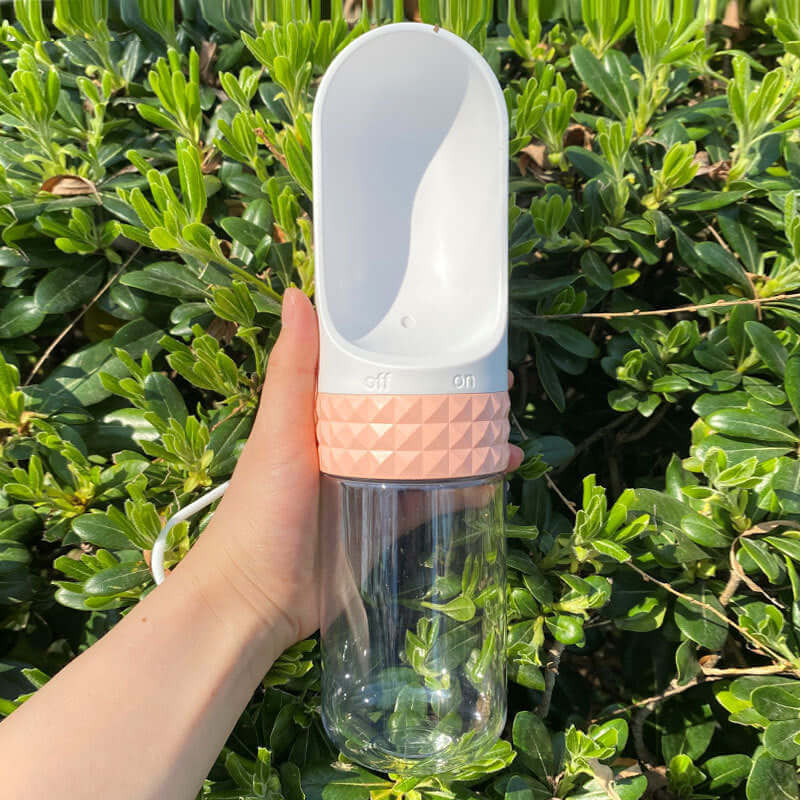 Gobelet d'eau portable pour chien, pratique pour voyager avec votre animal de compagnie en extérieur.