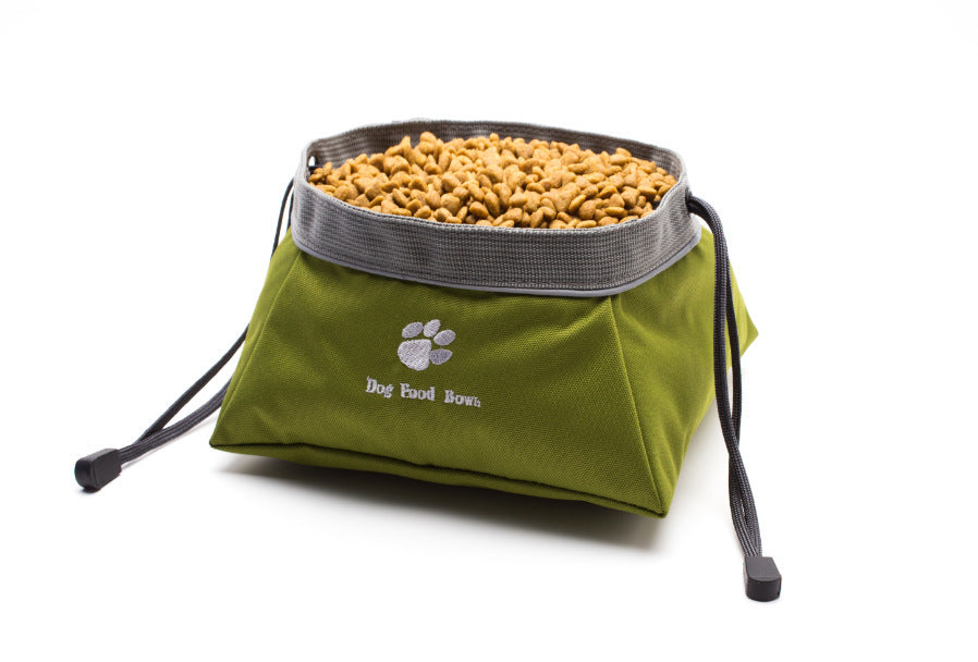 Bol pliable étanche pour animaux de compagnie rempli de croquettes, idéal pour les déplacements et les aventures extérieures.