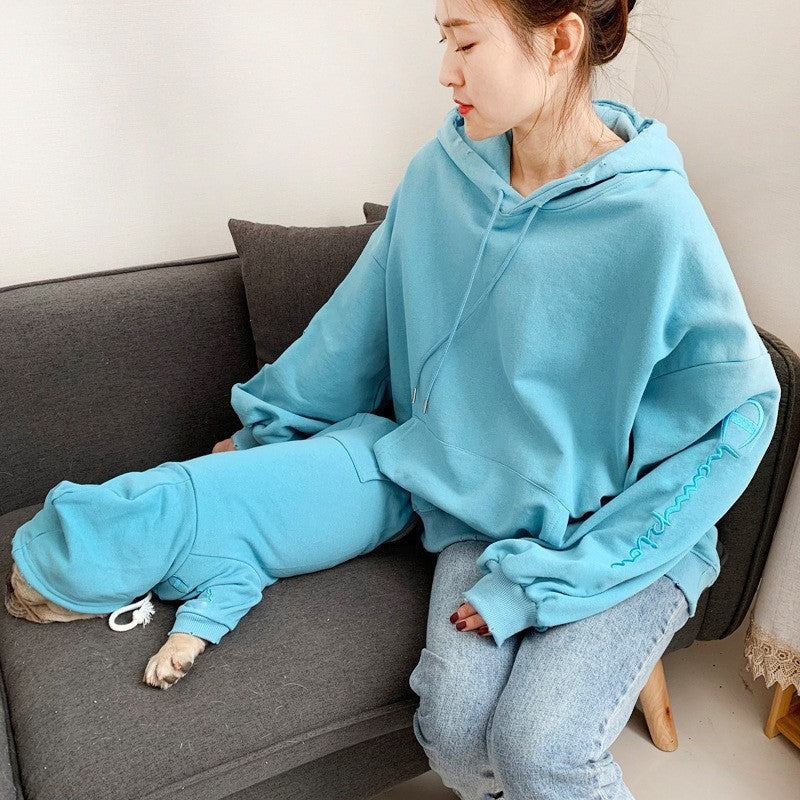 Costume en velours bleu pour chien et propriétaire, offrant un style coordonné et adorable.