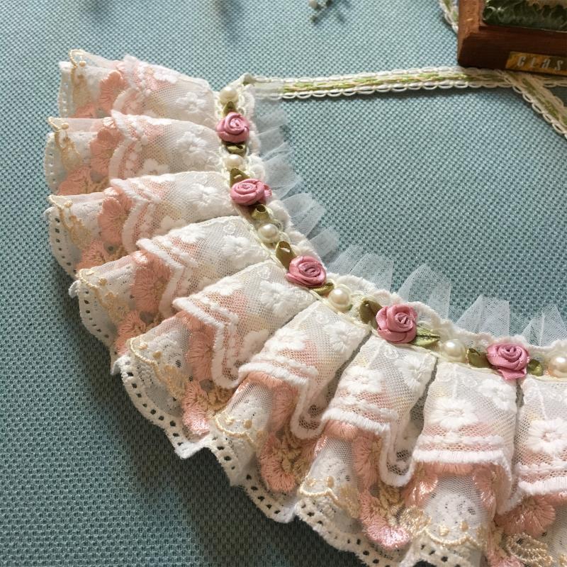 Bavoir en coton avec dentelle et nœuds roses, élégant pour animaux de compagnie.