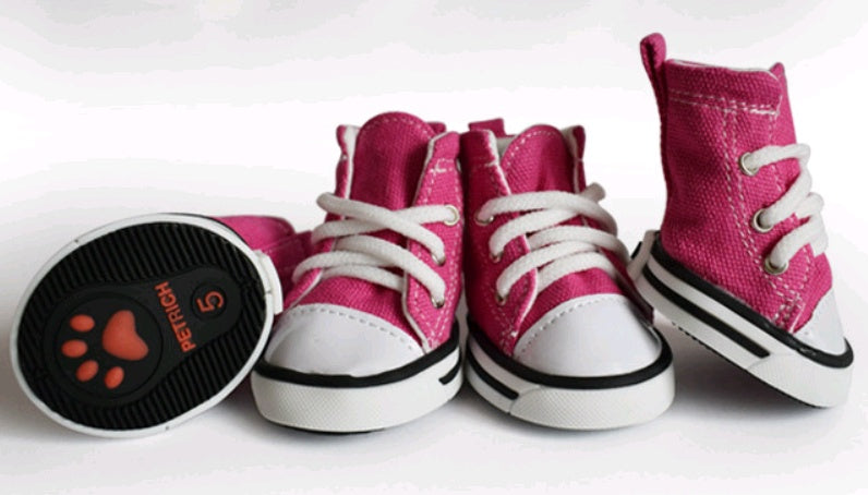 Chaussures en denim roses pour chiens, avec lacets, style tendance et décontracté.
