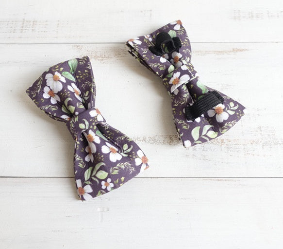 Ensemble de nœuds papillon fleuris en tissu, idéal pour accessoiriser un collier de chien.