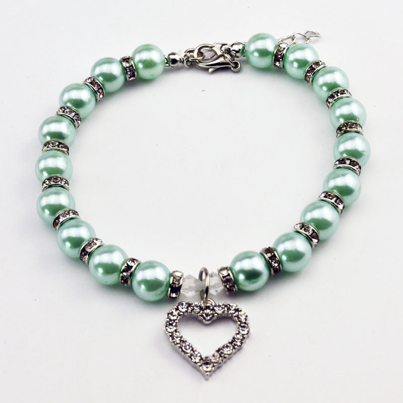Collier en perles vertes pour animaux de compagnie avec pendentif en forme de cœur, élégant et confortable.