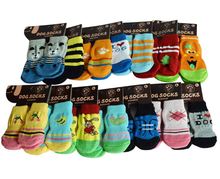 Chaussettes antidérapantes colorées pour chiens, parfaites pour le confort et la sécurité des petites races.