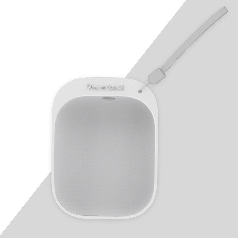 Bol à boire portable en plastique blanc pour animaux avec une sangle pratique.