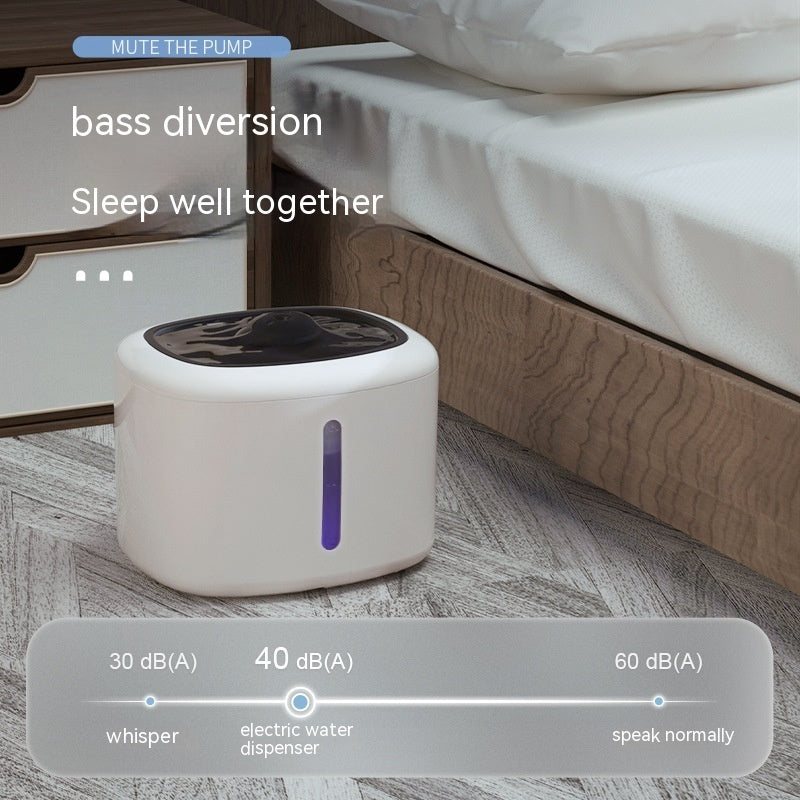 Distributeur d'eau intelligent pour animaux près de la literie, promouvant une hydratation silencieuse et continue.