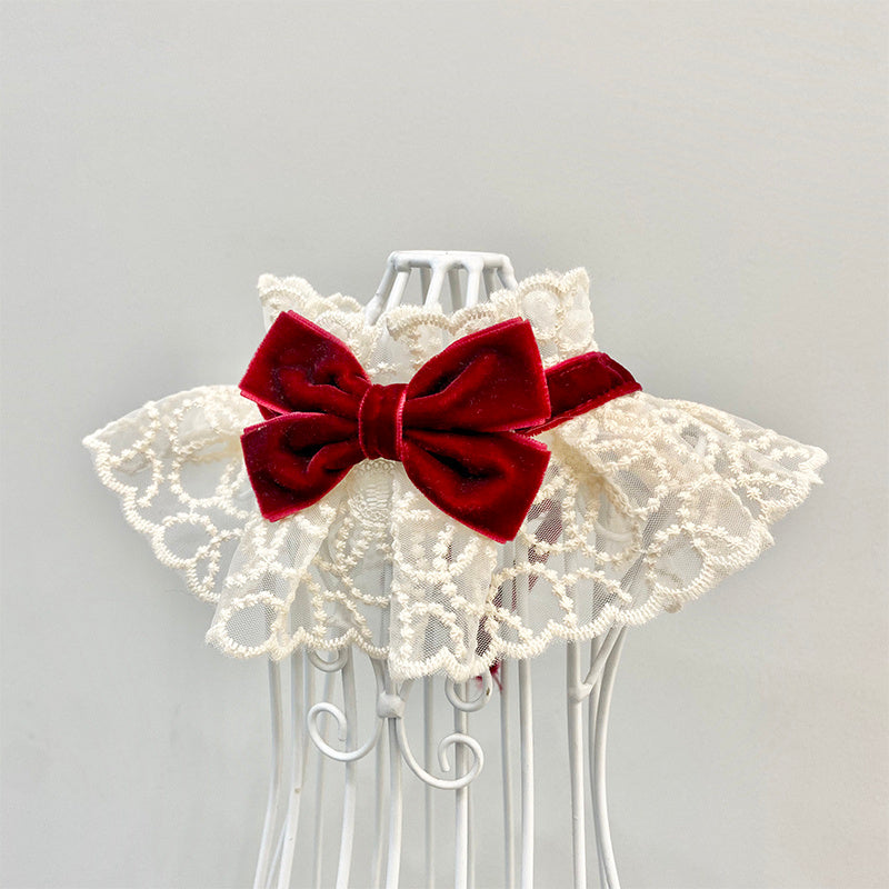 Écharpe élégante pour animaux avec un nœud papillon rouge sur fond blanc en dentelle.
