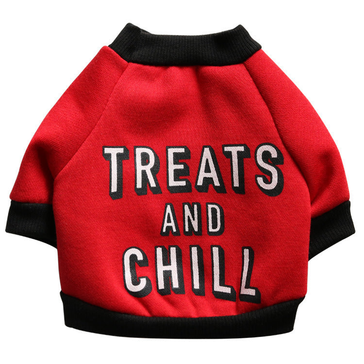 Pull pour chien rouge avec inscription "Treats and Chill" pour un style décontracté et confortable.
