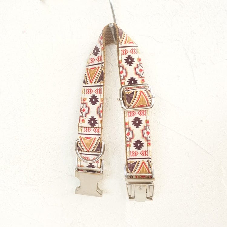 Collier pour chien Boho Chic en polyester avec motifs géométriques colorés et fermoirs en métal.